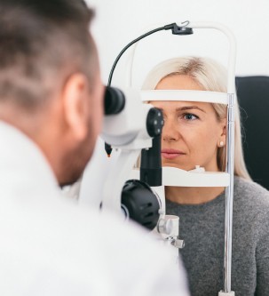 Woman getting an eye exam in Des Moines, Iowa